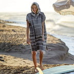 Türkisches anziehbares Strandtuch – sandabweisend, groß, Surf-Poncho mit Kapuze, Umkleidetuch, schnell trocknend, Bademantel