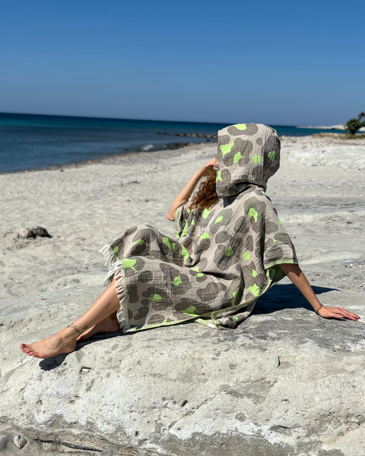 Premium Strandponcho „Neon Safari“