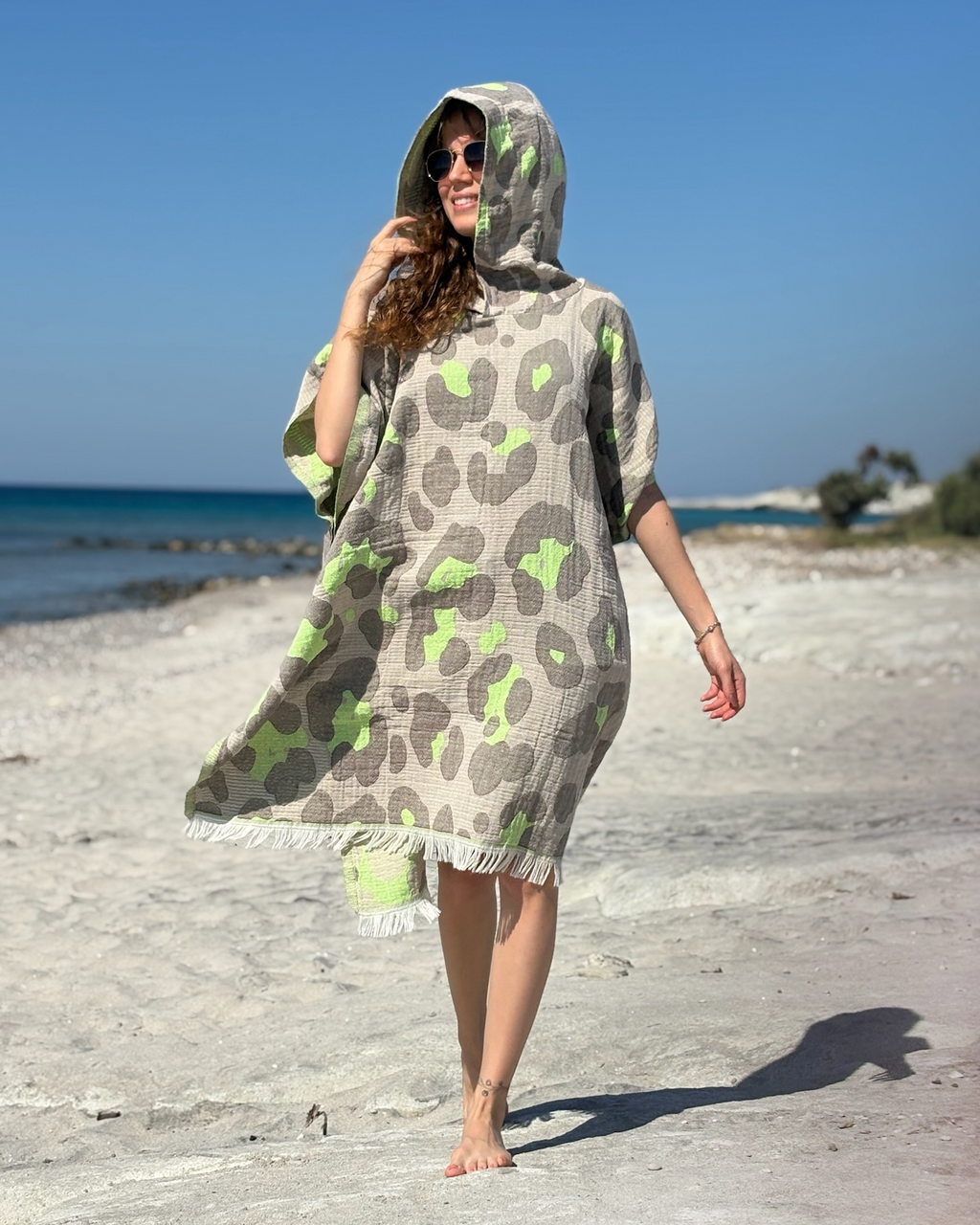 Premium Strandponcho „Neon Safari“